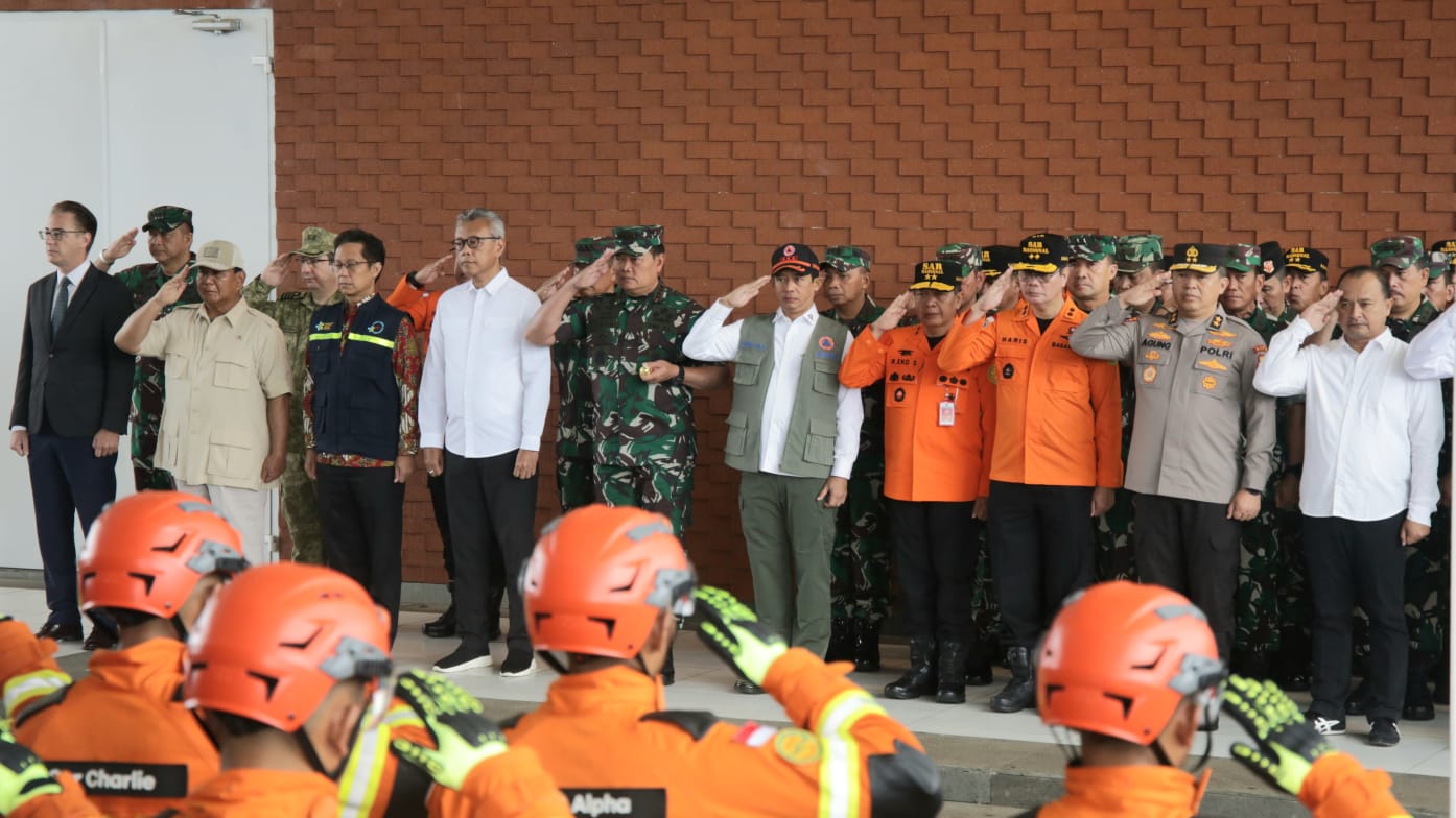 Suasana apel pelepasan Tim Kemanusiaan Indonesia ke Turkiye  di Lanud Halim Perdanana Kusuma, Jakarta, Sabtu (11/2)